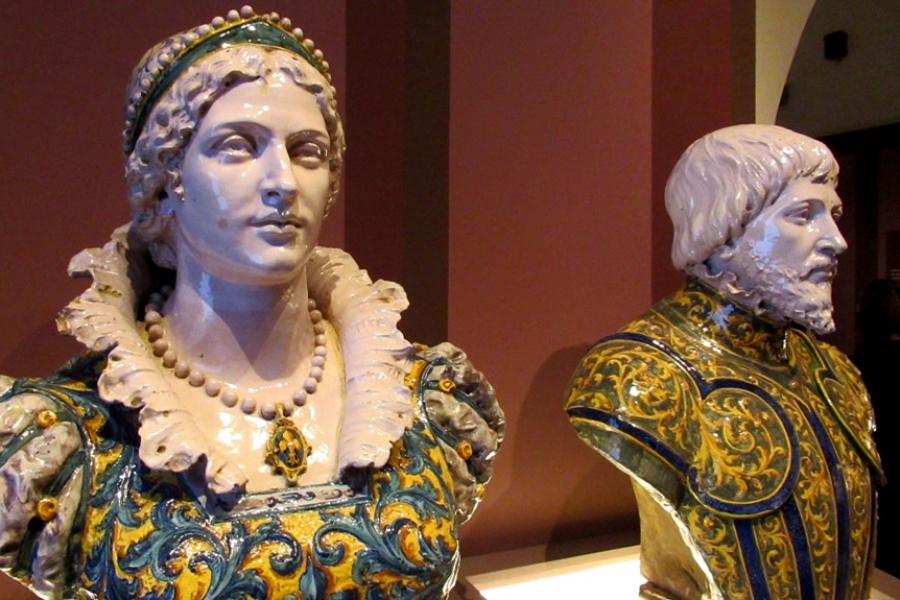 Angelo Minghetti, "Isabella d'Este" e "Francesco II Gonzaga", 1880-1990. Maiolica dipinta e invetriata.