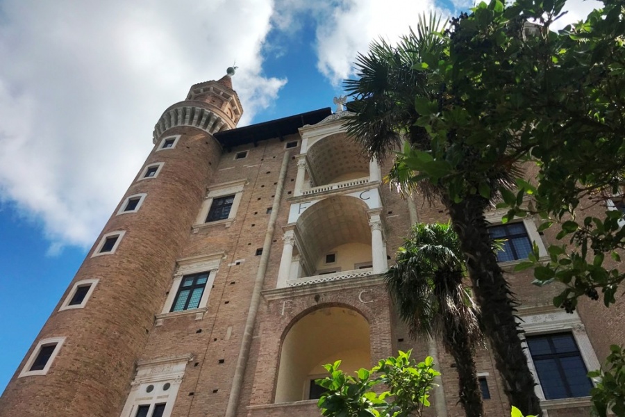 L'elegante Palazzo Ducale di Urbino, "il più bello in tutta Italia si trovi", scriveva Baldassarre Castiglione nel suo "Cortegiano".